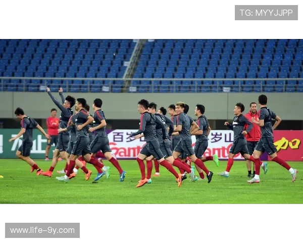 广东队赛前热身足球训练全程展现团队状态与备战细节的全貌动态集